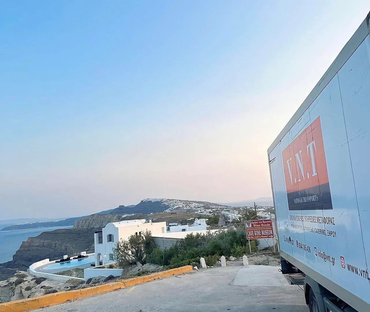 Φορτηγό της VNT ΜΕΤΑΦΟΡΙΚΗ σε παράδοση στη Σαντορίνη