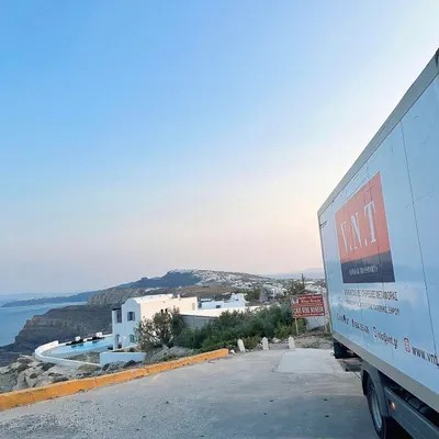 Φορτηγό VNT ΜΕΤΑΦΟΡΙΚΗ στη Σαντορίνη